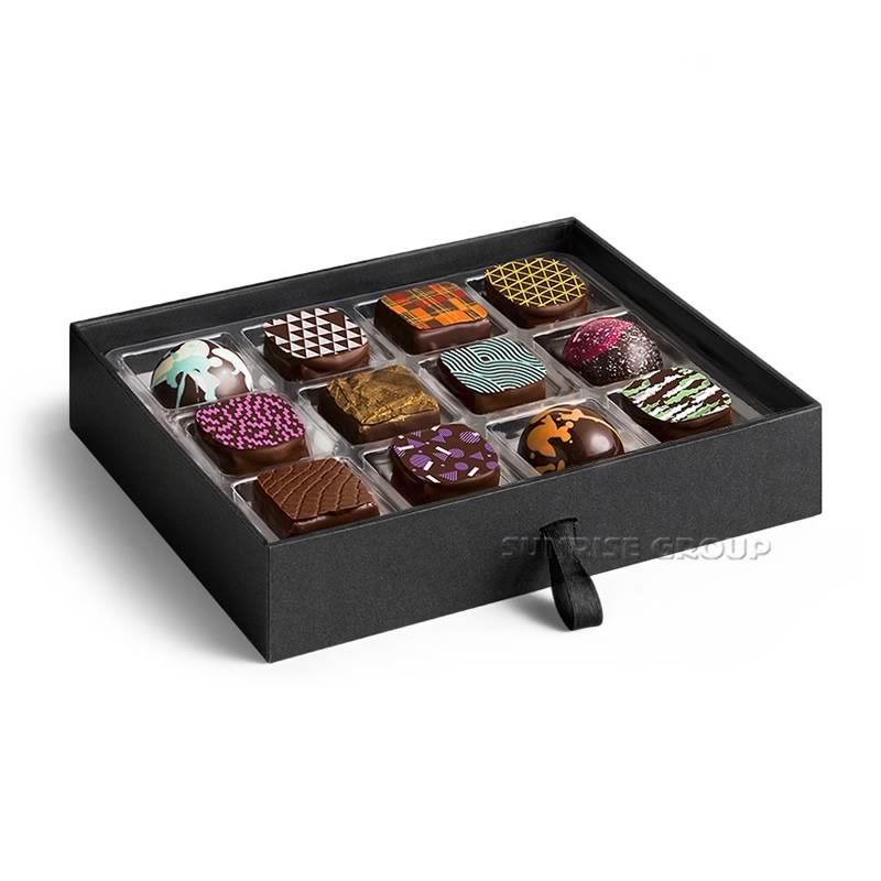 Bella confezione regalo di cioccolato con chiusura magnetica di cartone