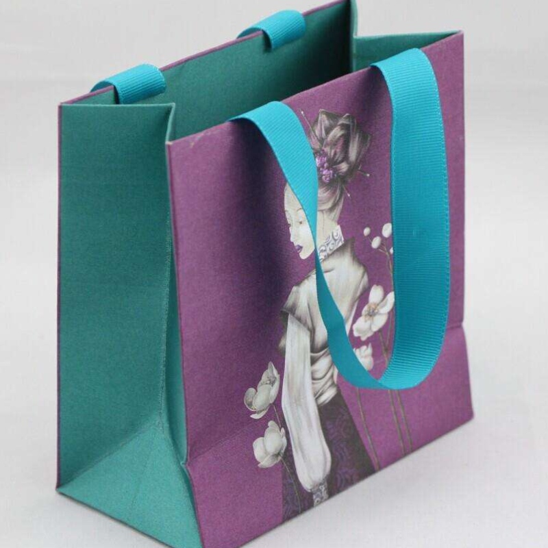 sacchetto regalo di carta portante con manico in nastro