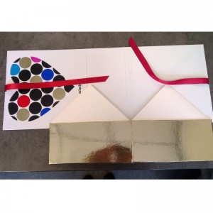 confezione regalo di carta bianca per cosmetici con profumo di gioielli con manico
