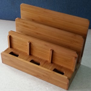 Valet di ricarica multi-dispositivo in bambù