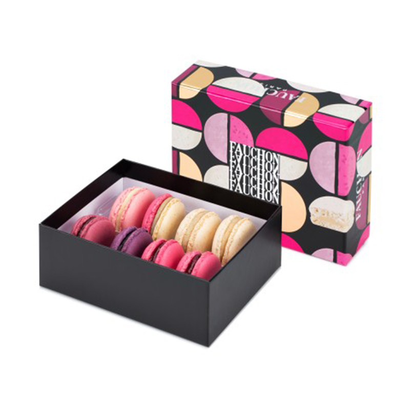 caramelle di scatoloni con nastro rosa