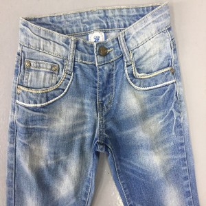 ragazzo alza la gamba dritta con embrodiery cucitura tasca dei jeans wsg006