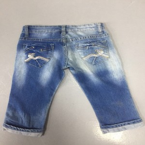 ragazzo alza la gamba dritta con embrodiery cucitura tasca dei jeans wsg006