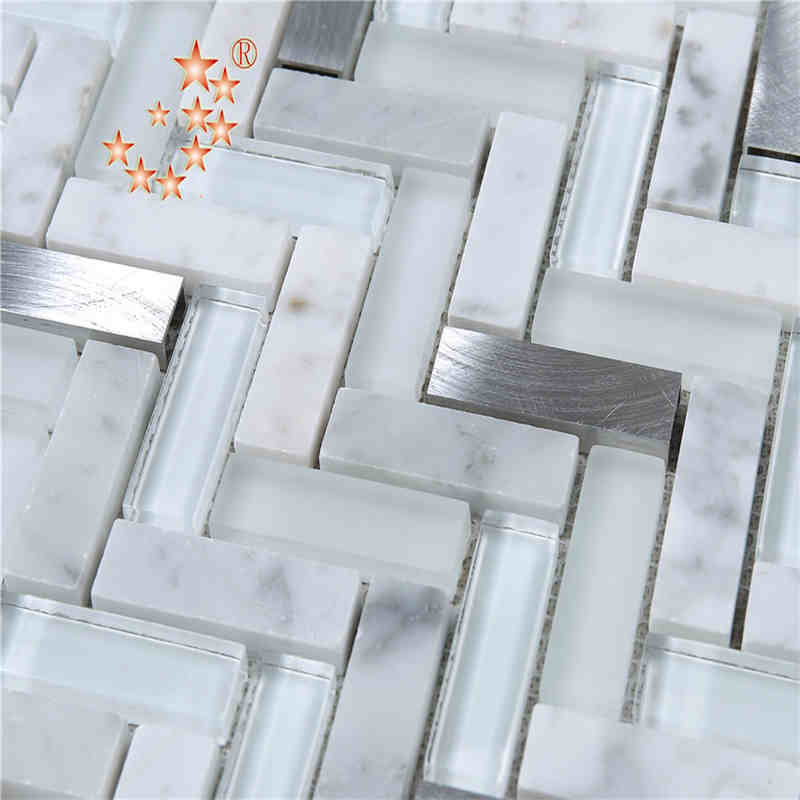 Mattonelle di mosaico di vetro bianche di figura ondulata a spina di pesce all'ingrosso per le pareti del bagno della cucina