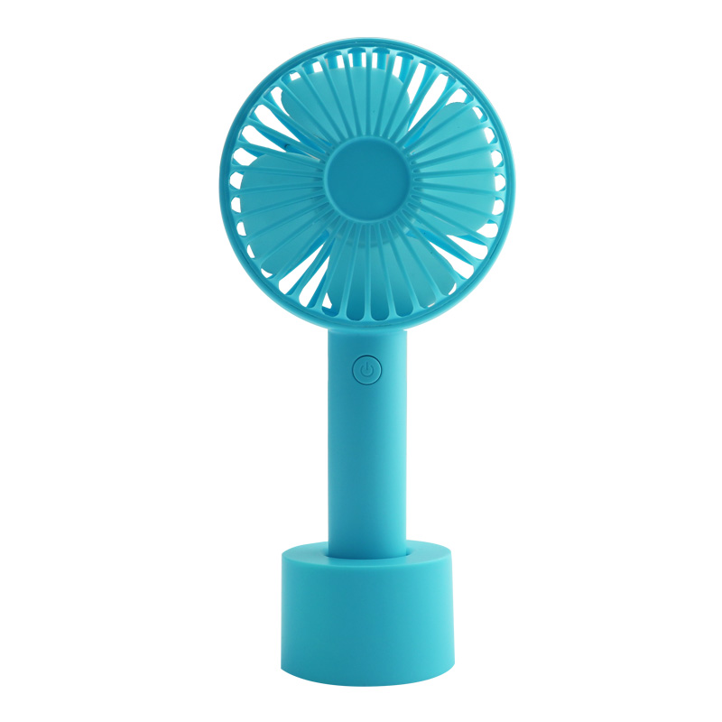 Ufficio per lo shopping all'aperto che lavora alle signore popolari con il mini ventilatore portatile tenuto in mano pratico del diffusore dell'aroma