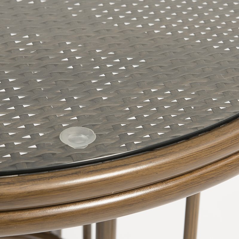 set di tavolini rotondi in alluminio e rattan con finto bambù e vetro temperato