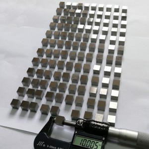Cubo di puro metallo tungsteno