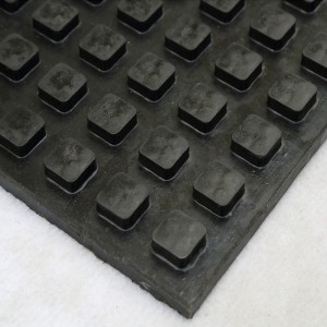 Tappetino antiscivolo in gomma per stazioni di servizio