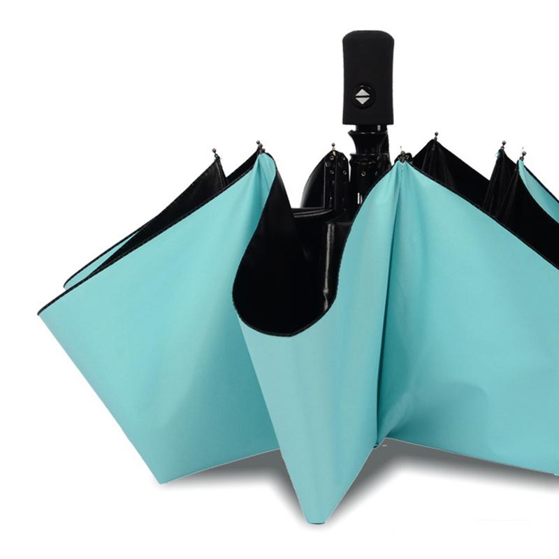 Ombrello da viaggio con rivestimento nero. Chiusura automatica e chiusura automatica all'esterno dell'ombrello pieghevole