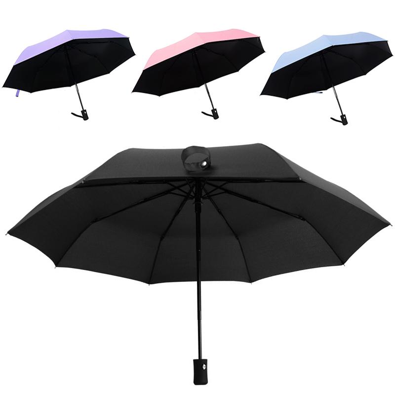 Ombrello da viaggio con rivestimento nero. Chiusura automatica e chiusura automatica all'esterno dell'ombrello pieghevole