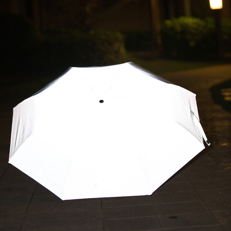 Ombrello piega riflettente di sicurezza della luce nella notte