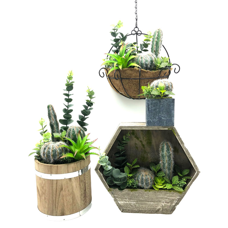 Cactus artificiale messo per la casa o l'ufficio nella decorazione succulenta del vaso decorativo