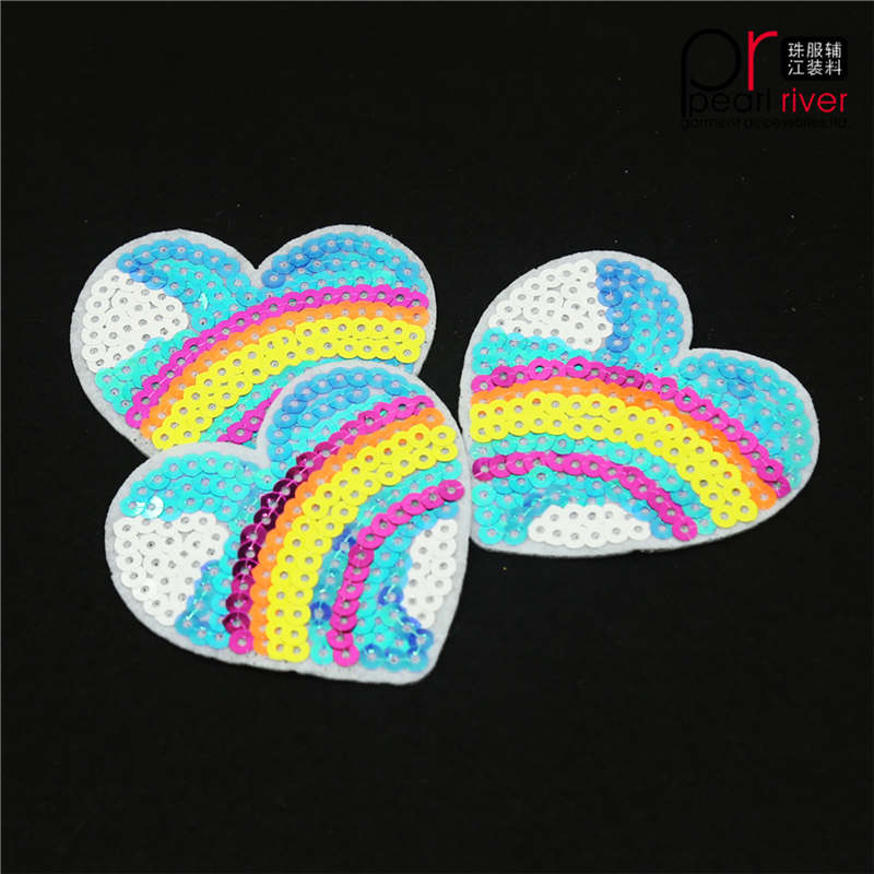 Patch di paillettes a forma di cuore arcobaleno