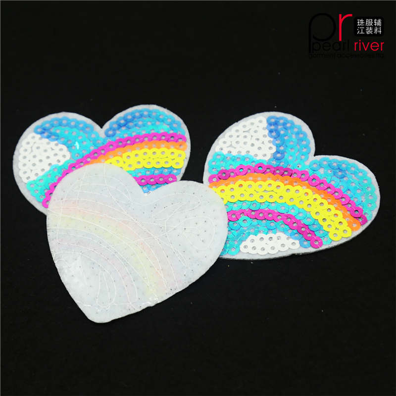 Patch di paillettes a forma di cuore arcobaleno