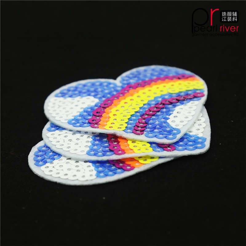 Patch di paillettes a forma di cuore arcobaleno
