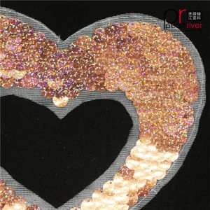 toppa in paillettes a forma di cuore rosa