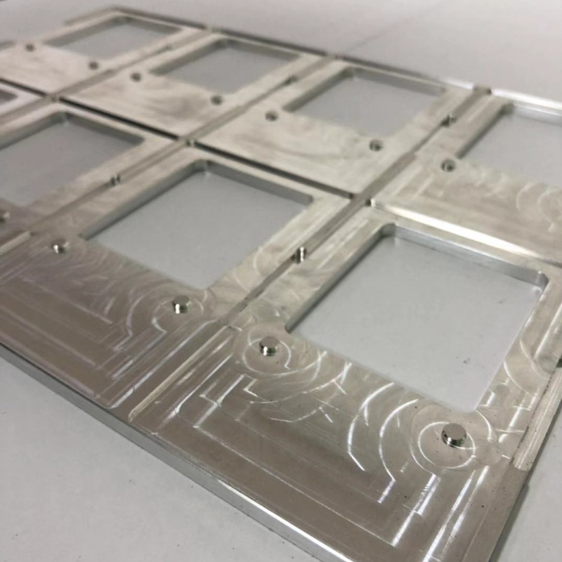 Apparecchio adatto per presse elettroniche in alluminio per circuiti stampati