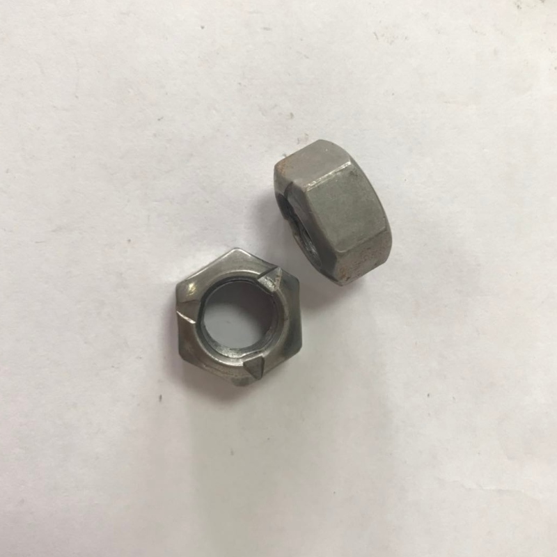 dadi di bloccaggio metallici