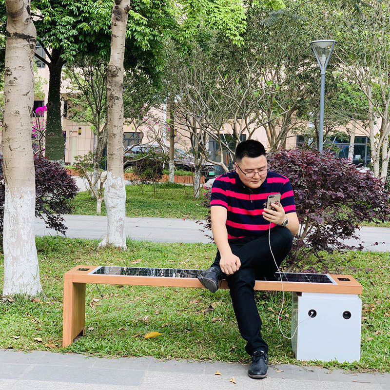 Smart Outdoor Bench Seggiolini per l'energia solare e la ricarica mobile