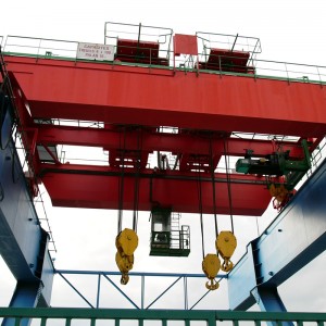 Gru a ponte doppio con doppio carrello