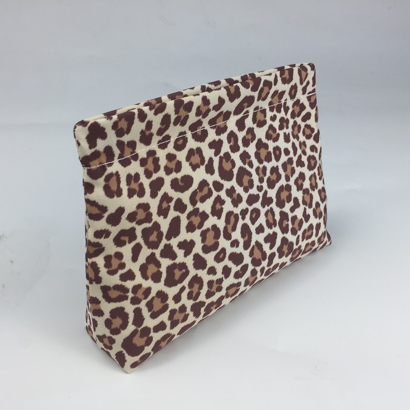 Sacchetto cosmetico in materiale RPET con pittura leopardo