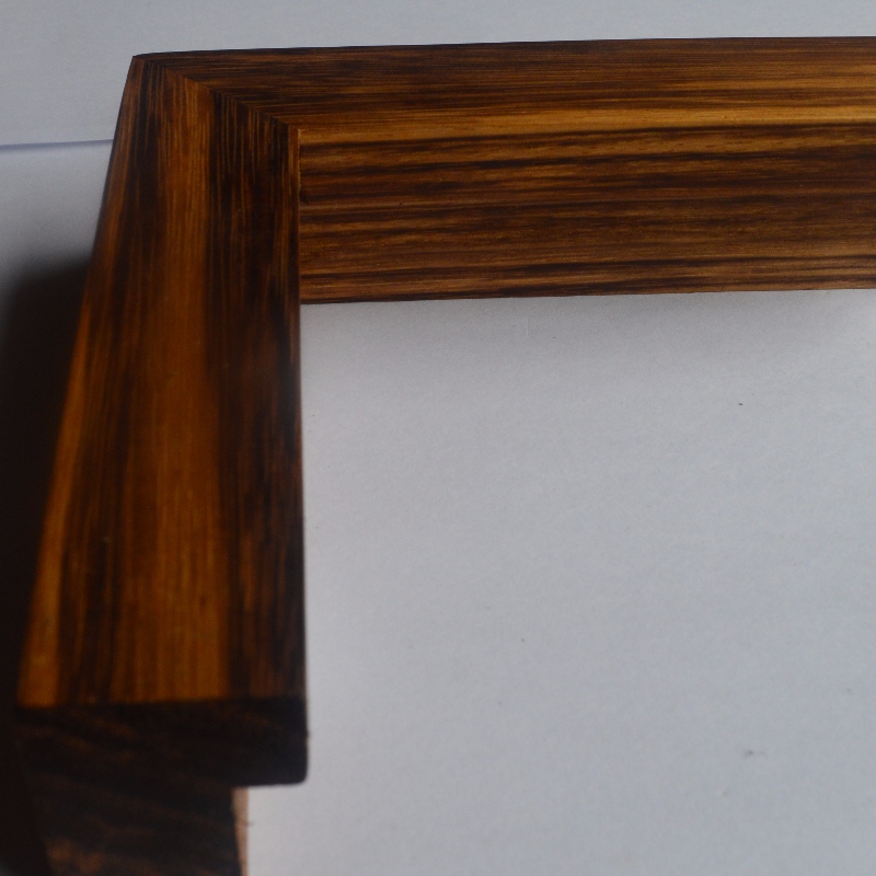 Cornice in legno massello (Zebrawood)