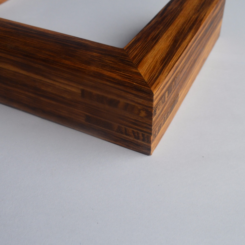 Cornice in legno massello (Zebrawood)