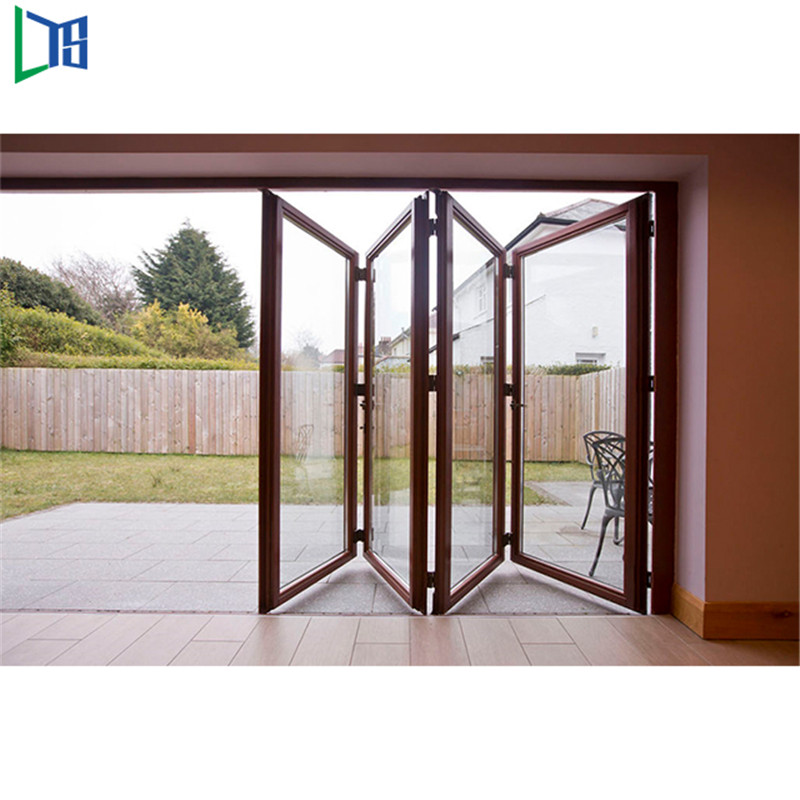 Porte pieghevoli in alluminio con doppi vetri e feritoie manuali con granella di legno a trasferimento termico