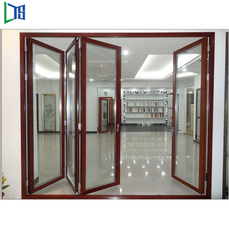 Porte pieghevoli in alluminio con doppi vetri e feritoie manuali con granella di legno a trasferimento termico