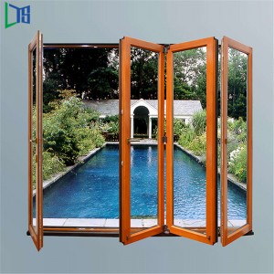 Porte pieghevoli in alluminio con doppi vetri e feritoie manuali con granella di legno a trasferimento termico