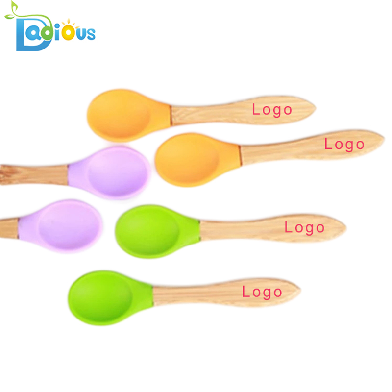 Cucchiai per bambini in bambù con logo personalizzato per uso alimentare Cucchiai per bambini in silicone Cucchiai per bambini naturali gratuiti BPA