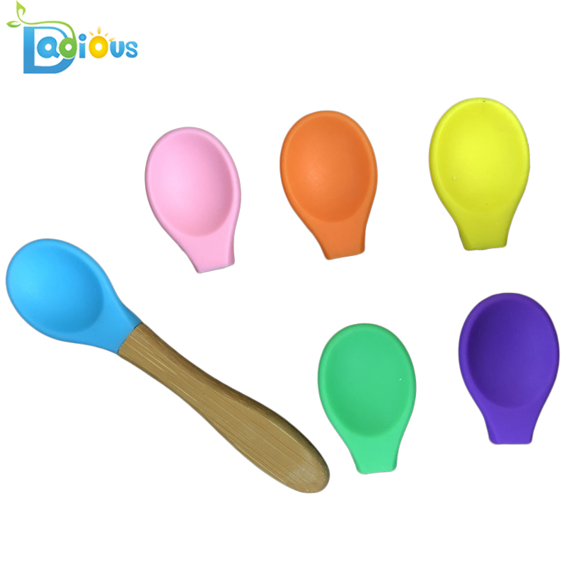 Cucchiaio di bambù gratuito BPA Testa di silicone Cucchiai per bambini approvati dalla FDA Cucchiai per neonati Parte in silicone OEM per cucchiaio di bambù