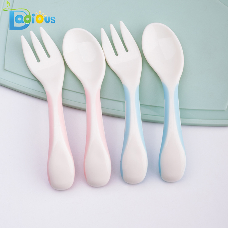 Vendita calda Prodotti per bambini Cucchiai per bambini prima fase Cucchiaio per bambini in plastica Set forchetta e cucchiaio da viaggio per bambini