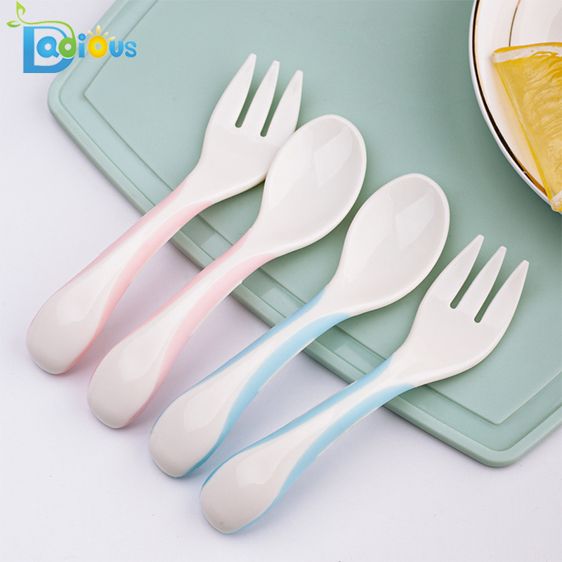 Vendita calda Prodotti per bambini Cucchiai per bambini prima fase Cucchiaio per bambini in plastica Set forchetta e cucchiaio da viaggio per bambini