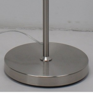 Lampada da terra con paralume in tessuto di lino