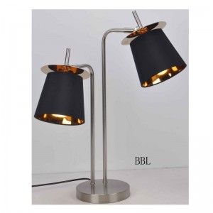 Lampada da tavolo con paralume in tessuto e foglio decorativo