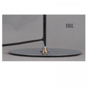 Lampada da tavolo con paralume in metallo e base piatta