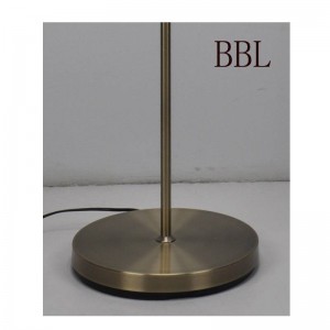 Lampada da terra moderna con paralume in rete