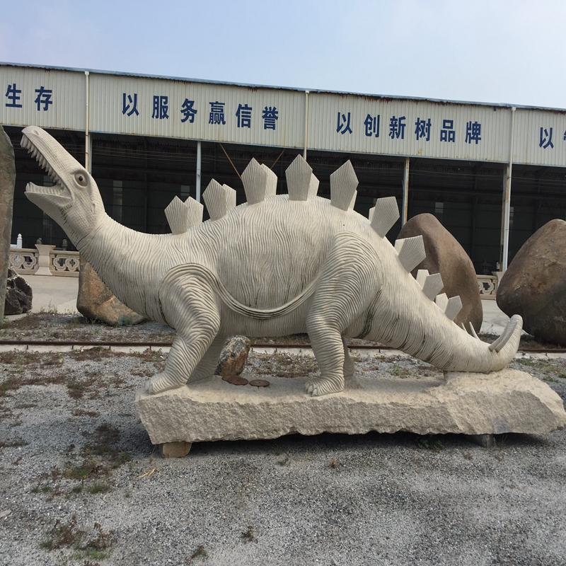 Grandi sculture e sculture in pietra di squalo dinosauro del delfino dinosauro Pura opera d'arte naturale