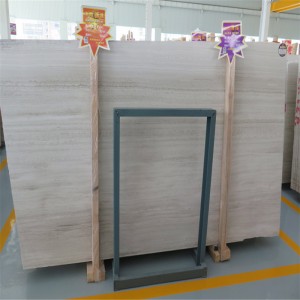 Lastre di marmo bianco a grana serpeggiante in legno