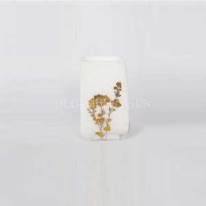 Quadrato bianco con accessori da bagno in vetro decalato oro con portaspazzolino