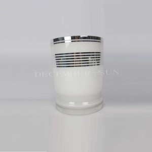 Elegante set da bagno bianco con vetro argentato