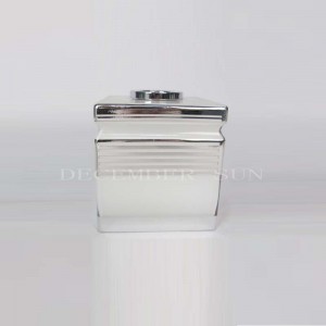 Elegante set da bagno bianco con vetro argentato