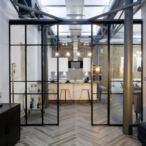 Porta scorrevole con cornice stretta