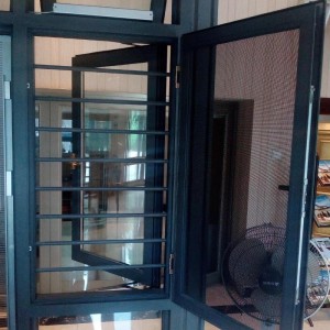 Finestra zanzariera in alluminio