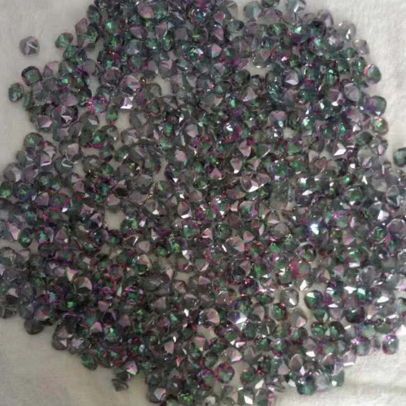 Diasporo di sutanite sintetica che cambia colore