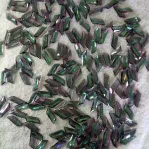 Diasporo di sutanite sintetica che cambia colore