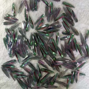 Diasporo di sutanite sintetica che cambia colore