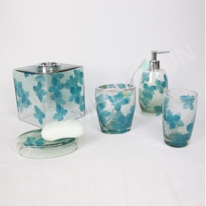 Vetro trasparente con set di accessori da bagno decalati