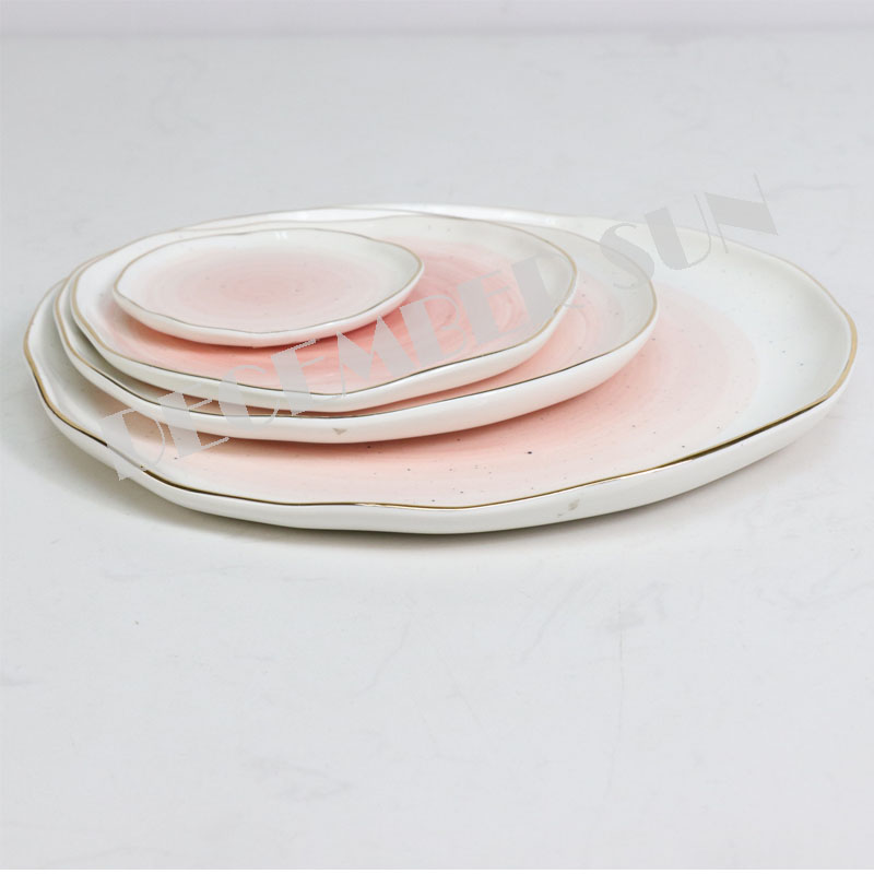 Una vasta gamma di tazze da tavola in ceramica da dessert